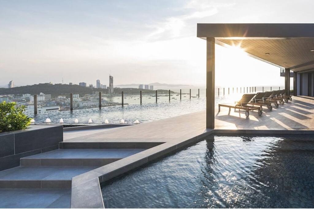 The Base Condo Center Of Pattaya Rooftop Swimming Pool Exterior photo