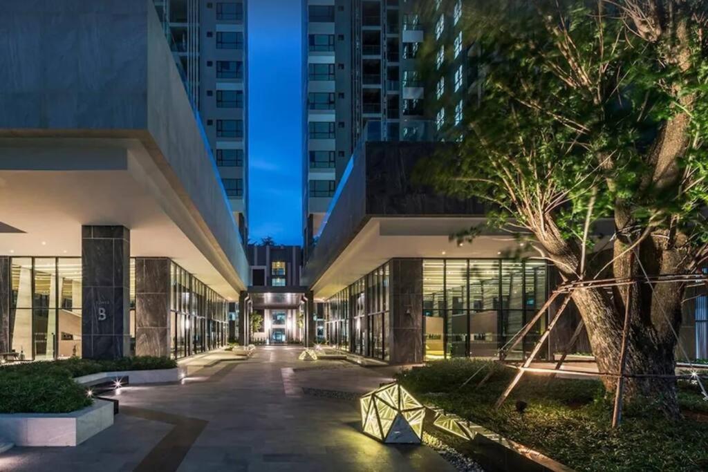 The Base Condo Center Of Pattaya Rooftop Swimming Pool Exterior photo