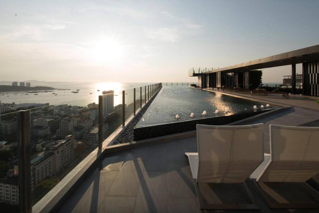 The Base Condo Center Of Pattaya Rooftop Swimming Pool Exterior photo